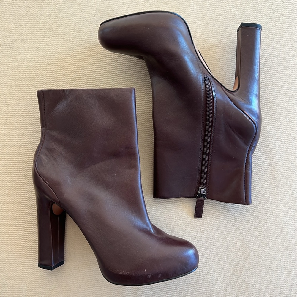 BOUTIQUE 9 BTTANA Zip Up Heeled Ankle Boots